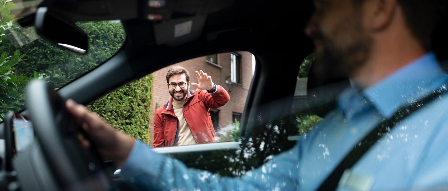 Ford Servicetechniker, der Fahrzeug beim Kunden abholt 