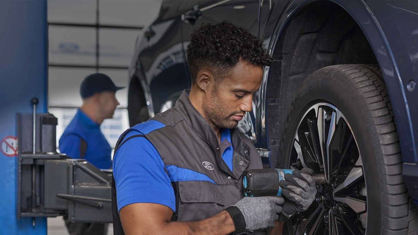 Ford Service-Techniker, der Radschrauben festzieht