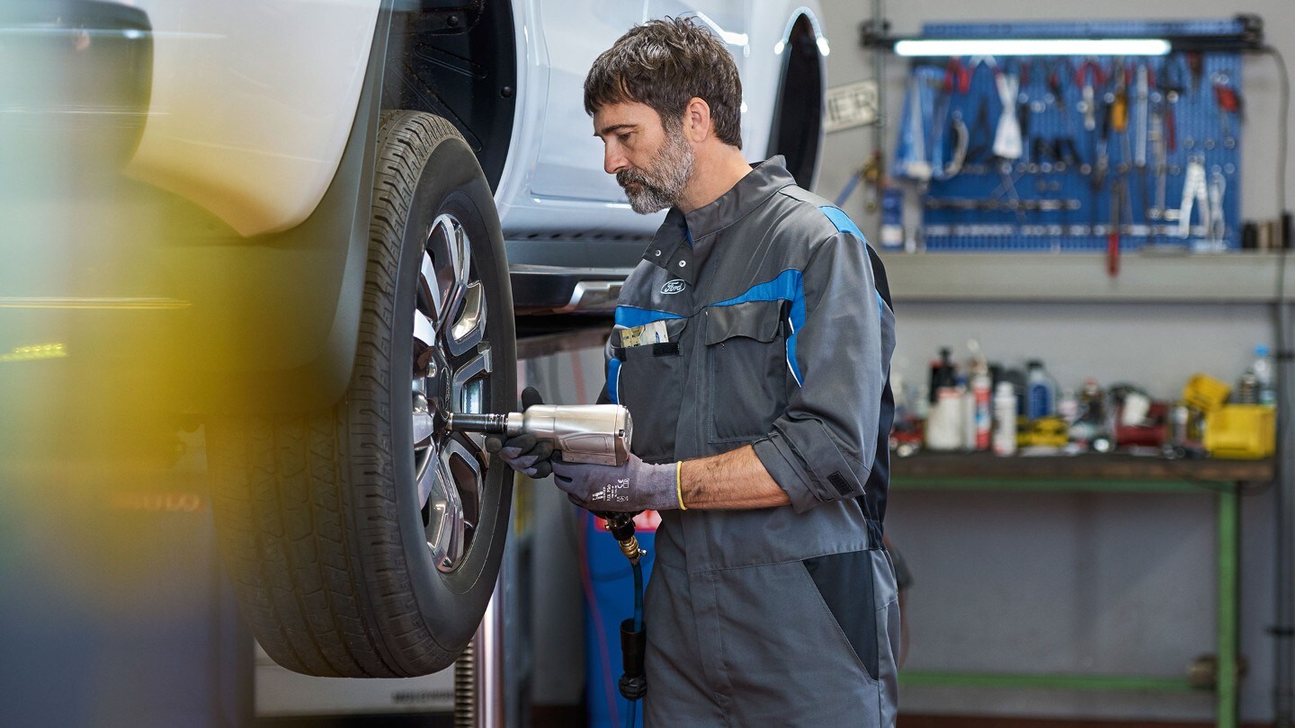 Ford Service-Techniker, der Radschrauben festzieht