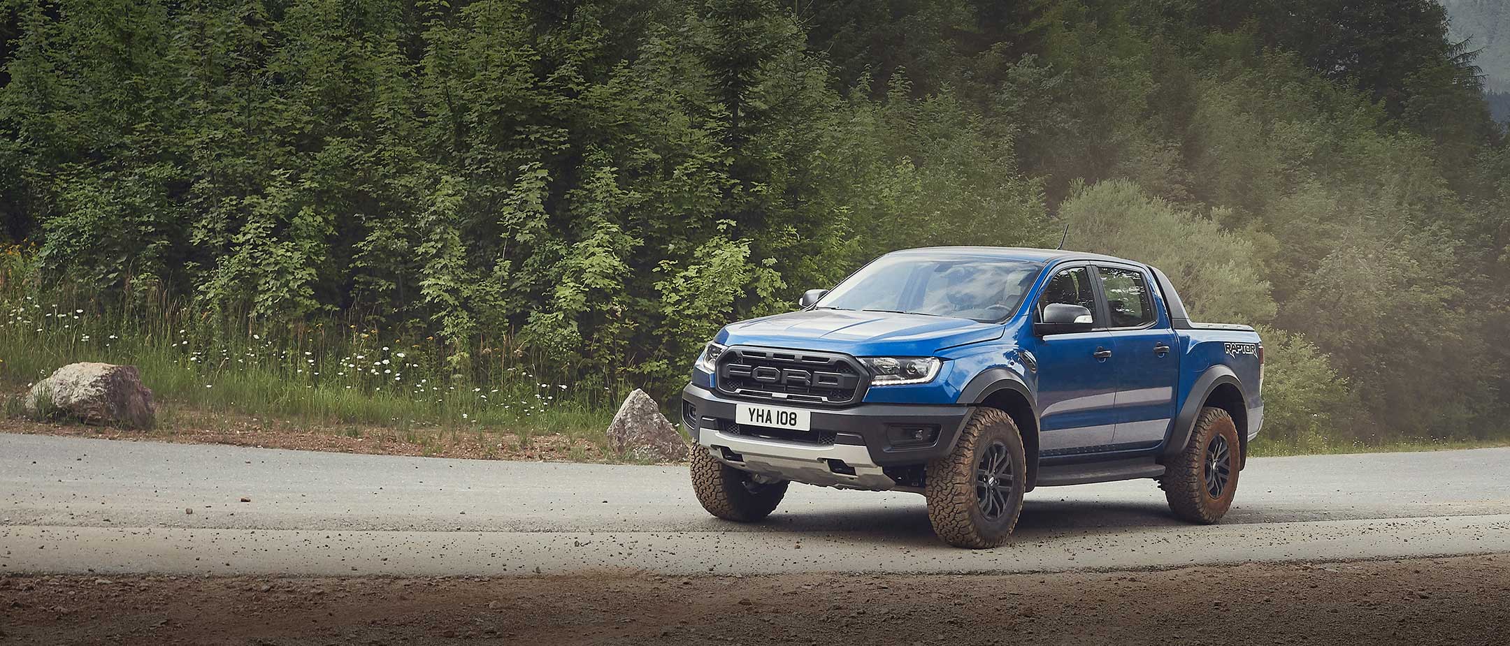 Ford Ranger Raptor in Blau. Dreiviertelansicht, auf steiniger Straße